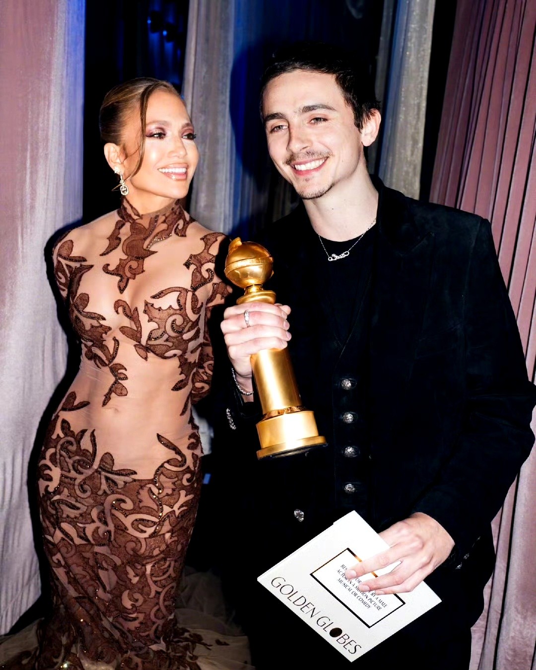 女明星黑色礼服_金球奖红毯造型_男明星红毯穿搭