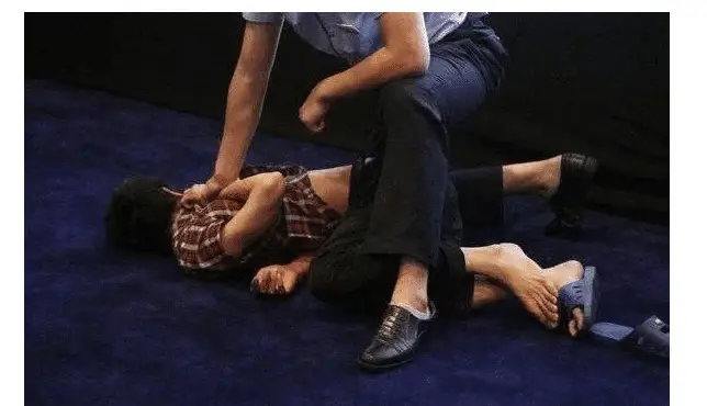 女明星被骚扰事件_男明星被女明星强吻_迪丽热巴舞台求婚事件