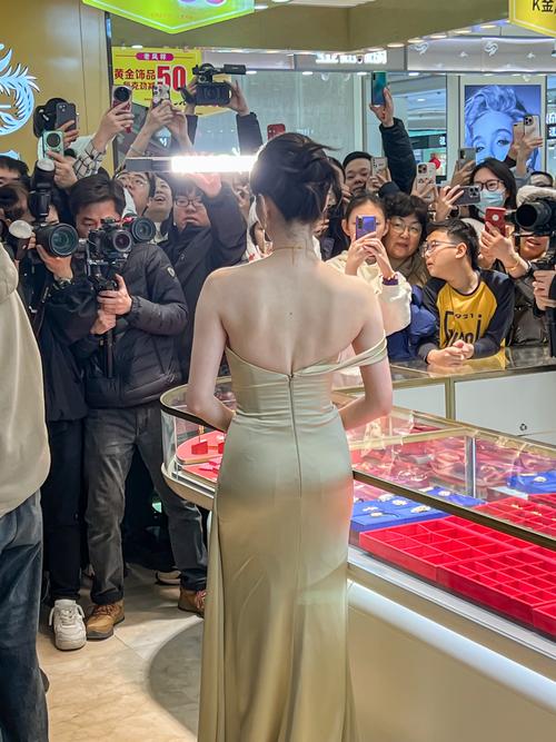 下体曝光明星图片女_女明星下体曝光图片_下体曝光明星图片女生