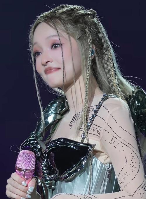 至今单身的女明星90后：不恨嫁只搞钱，有人投资AI，有人专注开演唱会